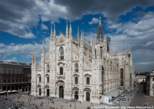 investigatori al lavoro nei pressi della veneranda fabbrica del duomo di Milano